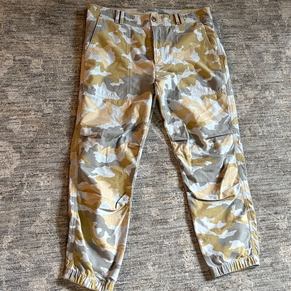 Citizens Of Humanity Camouflage Cargo Pants - Tan and Gray - size 29 - Picture 1 of 7